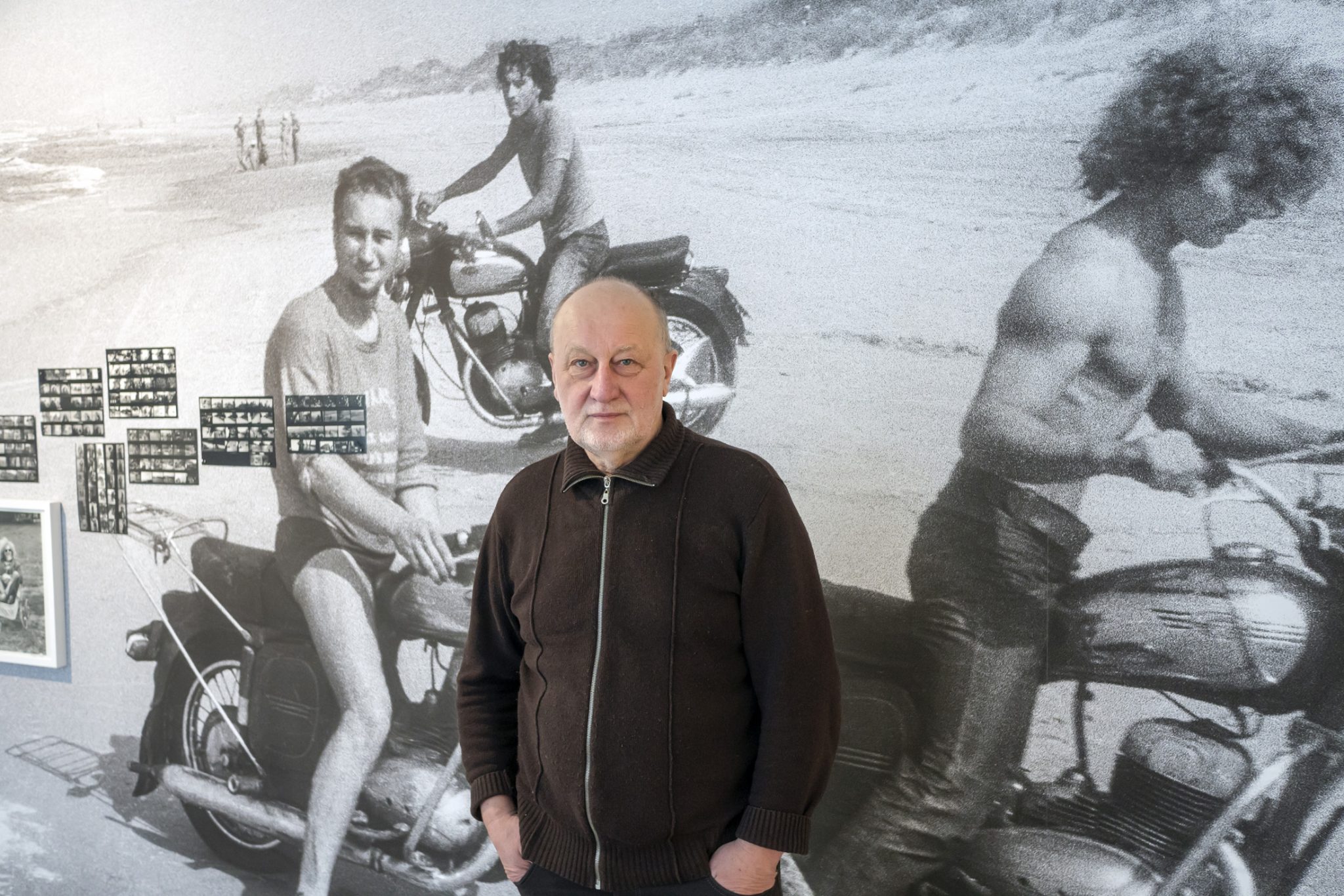 R. Požerskis. Rankoje laiko savo mažo nuotrauką.