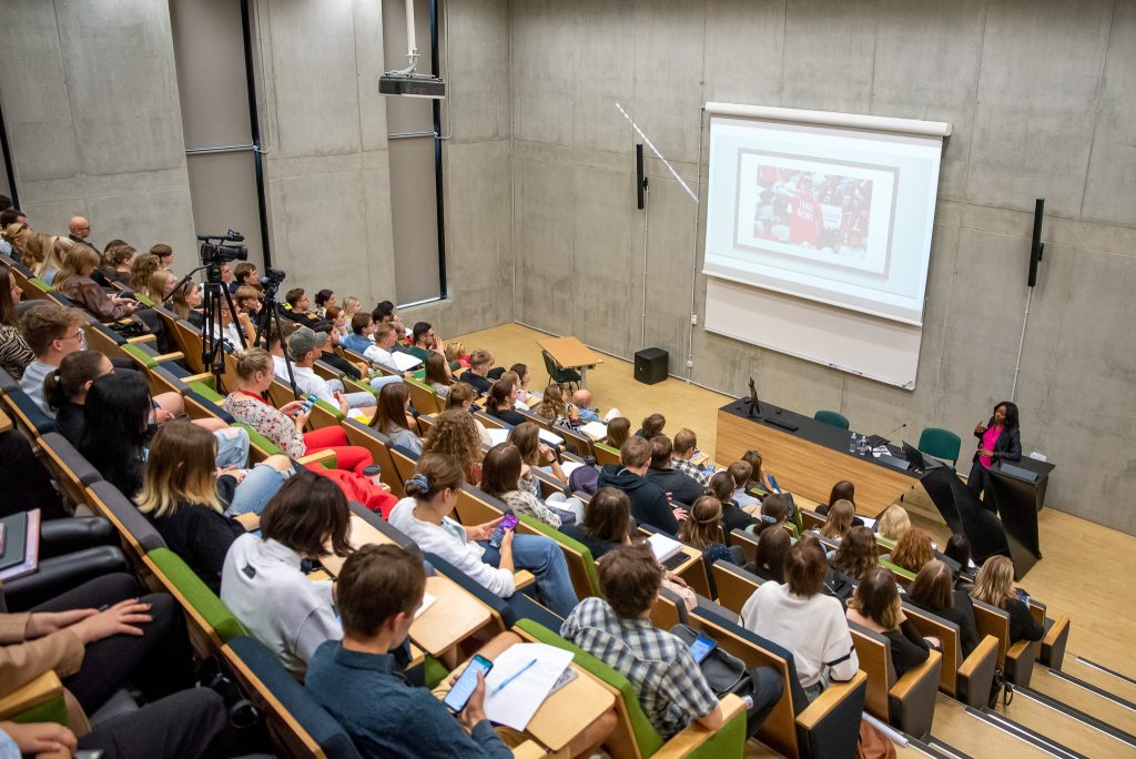 Former CNN Executive Producer Jennifer Thomas visited VMU