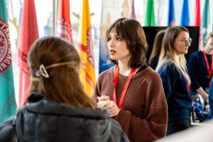 VDU studentė kalba su studentais